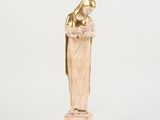 une statue en or représentant une femme tenant un bébé dans ses bras