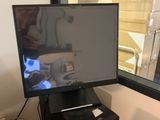 un écran d'ordinateur posé sur un bureau d'ordinateur