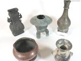 de nombreux types de vases différents posés sur une surface blanche