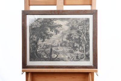 Une vieille photo d'un tableau est accrochée à un chevalet en bois