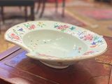 un bol posé sur une table dans un salon