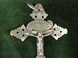 crucifix plaqué argent avec une croix sur fond de velours vert