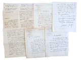 Plusieurs vieux papiers manuscrits sont empilés les uns sur les autres