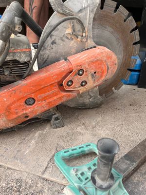 une machine orange et noire posée par terre
