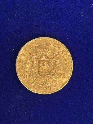gros plan d'une pièce d'or sur une surface bleue