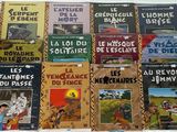 plusieurs livres posés sur une table, sur lesquels figurent des photos de personnes