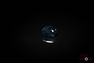 gros plan d'un diamant bleu sur une surface noire