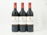trois bouteilles de vin rouge posées sur une table blanche