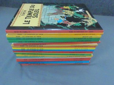 une pile de livres pour enfants sur une table