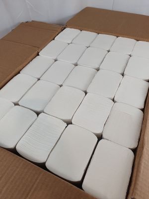 une boîte remplie de papier toilette posée sur une table