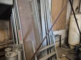 une pièce dans laquelle se trouvent tout un tas d'objets métalliques