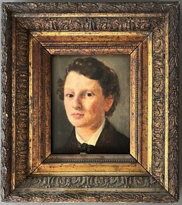 portrait d'un jeune garçon en costume noir et nœud papillon
