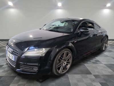 une image d'une voiture audi noire dans une salle d'exposition