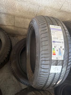 des pneus empilés les uns sur les autres