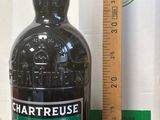 une bouteille d'alcool posée sur une table à côté d'une règle