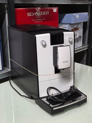 une machine à café posée sur une table