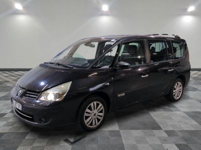 la photo d'un monospace noir garé dans un garage