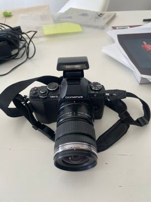 un appareil photo posé sur une table à côté d'un livre