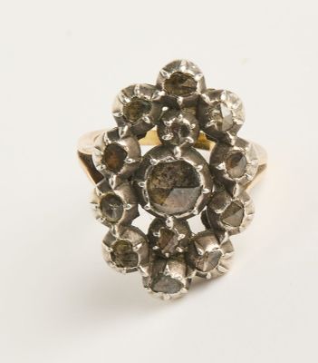 gros plan d'une bague en diamant sur une surface blanche