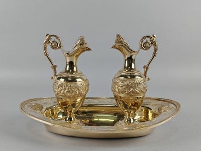 paire de vases argentés munis d'anses, posés sur un plateau