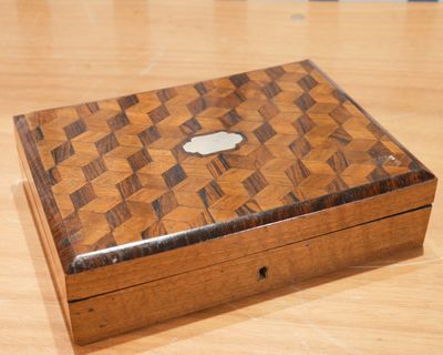 une boîte en bois sur laquelle figure un logo en forme de pomme