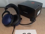 un casque posé sur une table à côté d'une boîte
