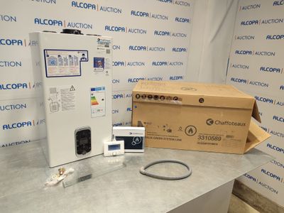 une boîte contenant une télécommande et d'autres objets, posée sur une table
