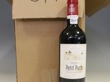 une bouteille de vin à côté d'une boîte en carton