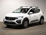 la voiture blanche est garée dans un garage dont le sol est recouvert de carreaux