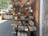 un tas de bois posé devant un bâtiment