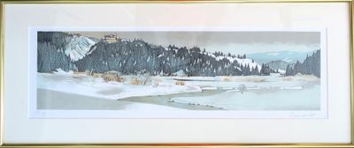 une photo d'une photo représentant un paysage de montagne enneigé