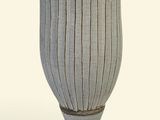 un vase posé sur une surface blanche