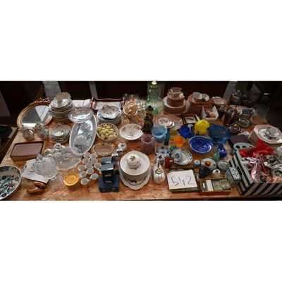 une table sur laquelle se trouvent beaucoup de plats et de tasses