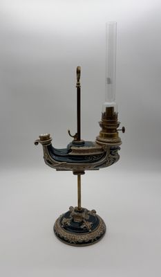 une lampe posée sur une table