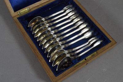 six cuillères dans une boîte en bois posée sur une table