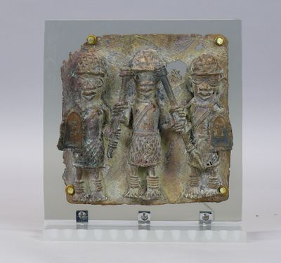 une image représentant une plaque en verre sur laquelle figure un groupe de personnes