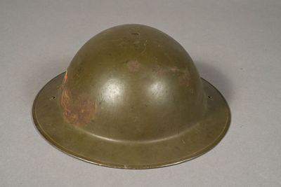 BELGIQUE. Casque (plat à barbe) vert daté « 1950 », taille «…
