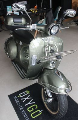 un scooter garé dans un garage
