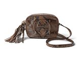 un sac à bandoulière en peau de serpent marron orné d'un pompon
