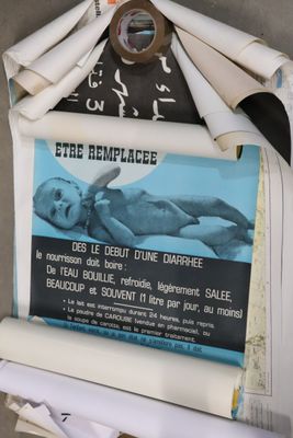 une affiche représentant un bébé portant un masque à gaz