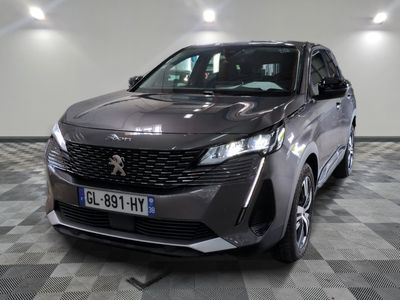 vue de face d'une voiture grise garée dans un garage