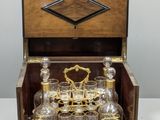 une boîte en bois contenant un service en verre