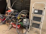un tas d'objets divers posés par terre près d'une porte