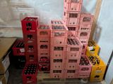 Plusieurs caisses de bière sont empilées sur une palette dans un entrepôt