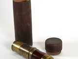 un vieux télescope en laiton, avec un étui en bois et un étui en cuir