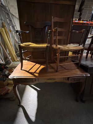 un bureau avec une chaise et une chaise posée dessus, dans une pièce