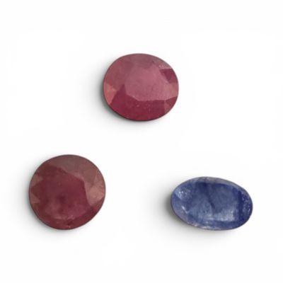 trois pierres précieuses de couleurs différentes sur un fond blanc