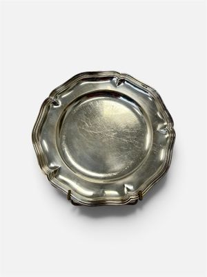 une assiette en argent antique sur fond blanc avec un fond blanc