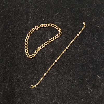 une chaîne en or ornée d'un pendentif en forme de cœur, posée sur une surface noire