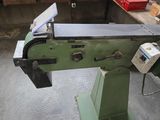 a machine that is sitting on a table in a room